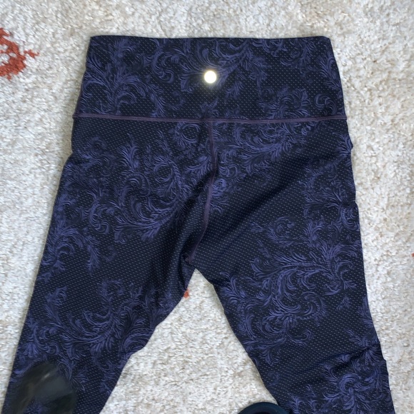 Like New- Lululemon- Size 10- High Rise Wunder Unders- 💜&🖤- 28” Inseam - Picture 8 of 13